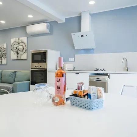 Casa Marlene Luxury Seafront 아파트 *